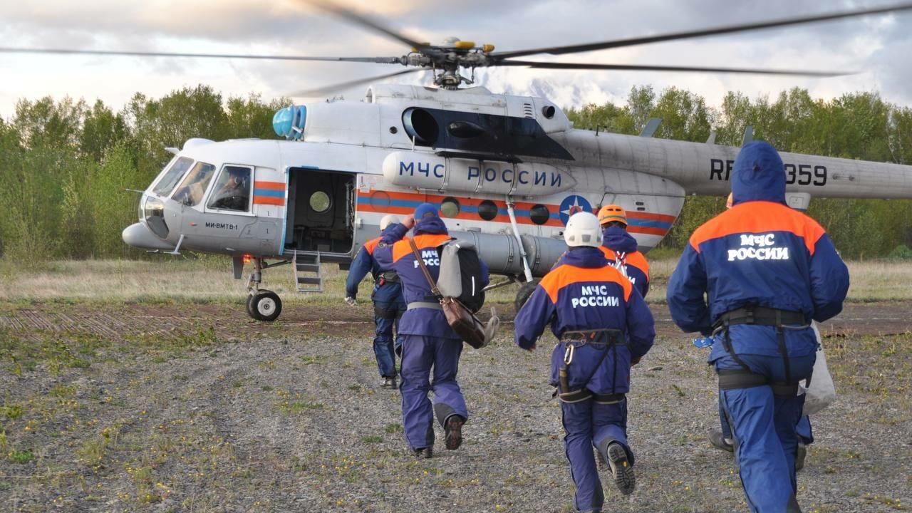 Сотрудники спасательной службы МЧС РФ направляются к месту крушения вертолета Ми-8 в районе Кроноцкого заповедника на Камчатке Сотрудники спасательной службы МЧС РФ направляются к месту крушения вертолета Ми-8 в районе Кроноцкого заповедника на Камчатке - РИА Новости, 1920, 12.08.2021