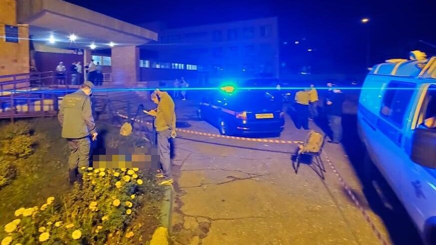 Сотрудники СК РФ на территории школы в Сормовском районе Нижнего Новгорода, где погиб ребенок Сотрудники СК РФ на территории школы в Сормовском районе Нижнего Новгорода, где погиб ребенок - РИА Новости, 1920, 12.08.2021