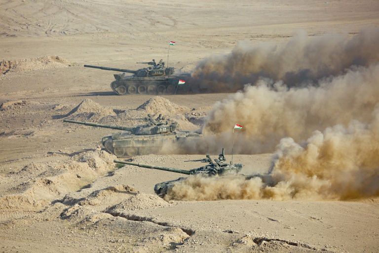 Танки армии Таджикистана во время совместных военных учений с Россией и Узбекистаном на полигоне Харб-Майдон Танки армии Таджикистана во время совместных военных учений с Россией и Узбекистаном на полигоне Харб-Майдон