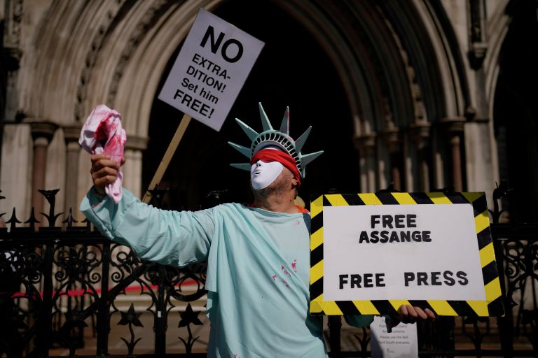 Сторонник основателя WikiLeaks Джулиана Ассанжа во время заседания суда в Лондоне Сторонник основателя WikiLeaks Джулиана Ассанжа во время заседания суда в Лондоне
