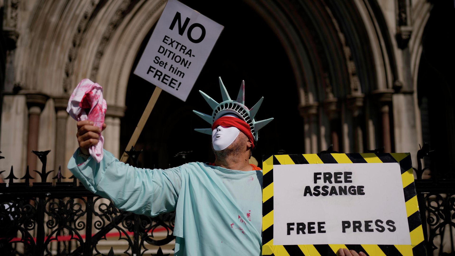 Сторонник основателя WikiLeaks Джулиана Ассанжа  во время заседания суда в Лондоне  - РИА Новости, 1920, 20.04.2022