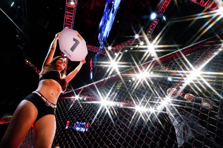 Женщина на ринге перед первым раундом боя во время турнира UFC 365 в Toyota Center в Хьюстоне, штат Техас Женщина на ринге перед первым раундом боя во время турнира UFC 365 в Toyota Center в Хьюстоне, штат Техас