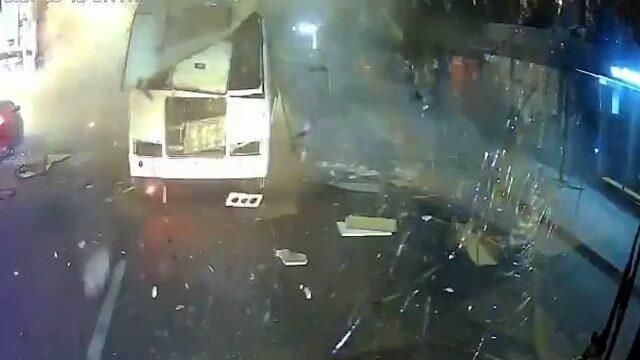 Момент взрыва автобуса в Воронеже Момент взрыва автобуса в Воронеже - РИА Новости, 1920, 13.08.2021