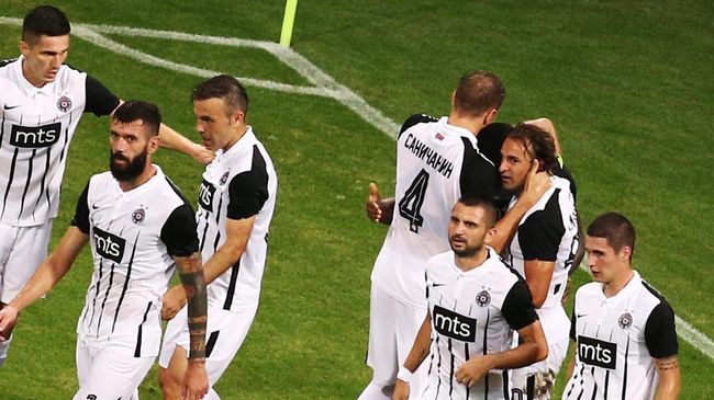 Игрок Партизана радуются забитому мячу в матче 3-го квалификационного раунда Лиги чемпионов УЕФА 2021/22 между ФК Сочи (Россия, Сочи) и ФК Партизан (Сербия, Белград).