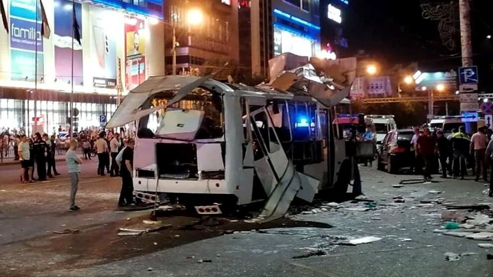 Взорвавшийся пассажирский автобус на остановке у перекрестка улиц Плехановская и Кольцовская в Воронеже Взорвавшийся пассажирский автобус на остановке у перекрестка улиц Плехановская и Кольцовская в Воронеже - РИА Новости, 1920, 13.08.2021