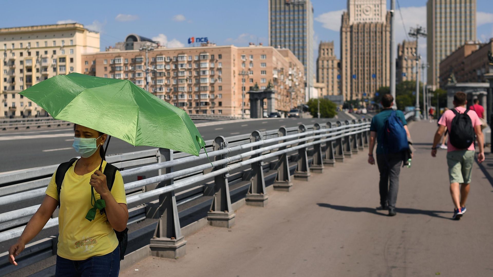 Пешеходы на Бородинском мосту в Москве Пешеходы на Бородинском мосту в Москве - РИА Новости, 1920, 13.08.2021