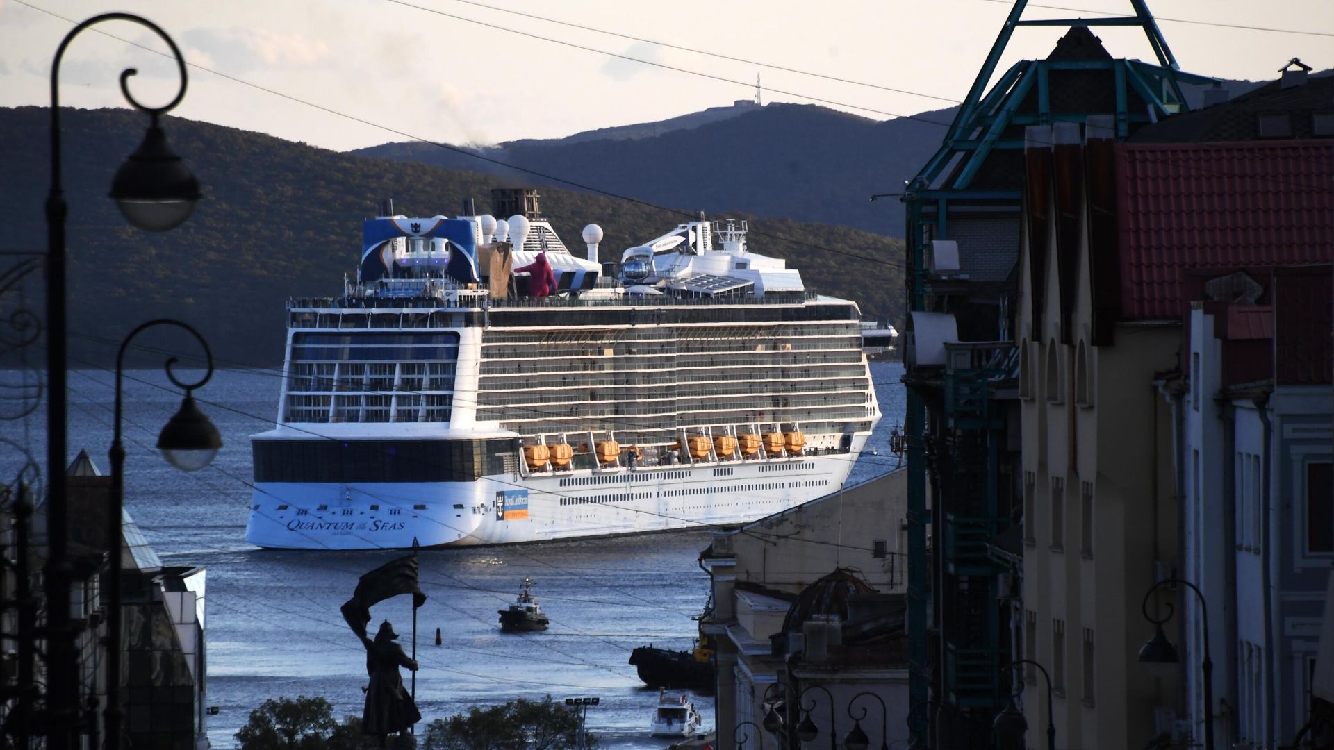 Гигантский круизный лайнер Quantum of the Seas в порту Владивостока Гигантский круизный лайнер Quantum of the Seas в порту Владивостока - РИА Новости, 1920, 29.09.2021