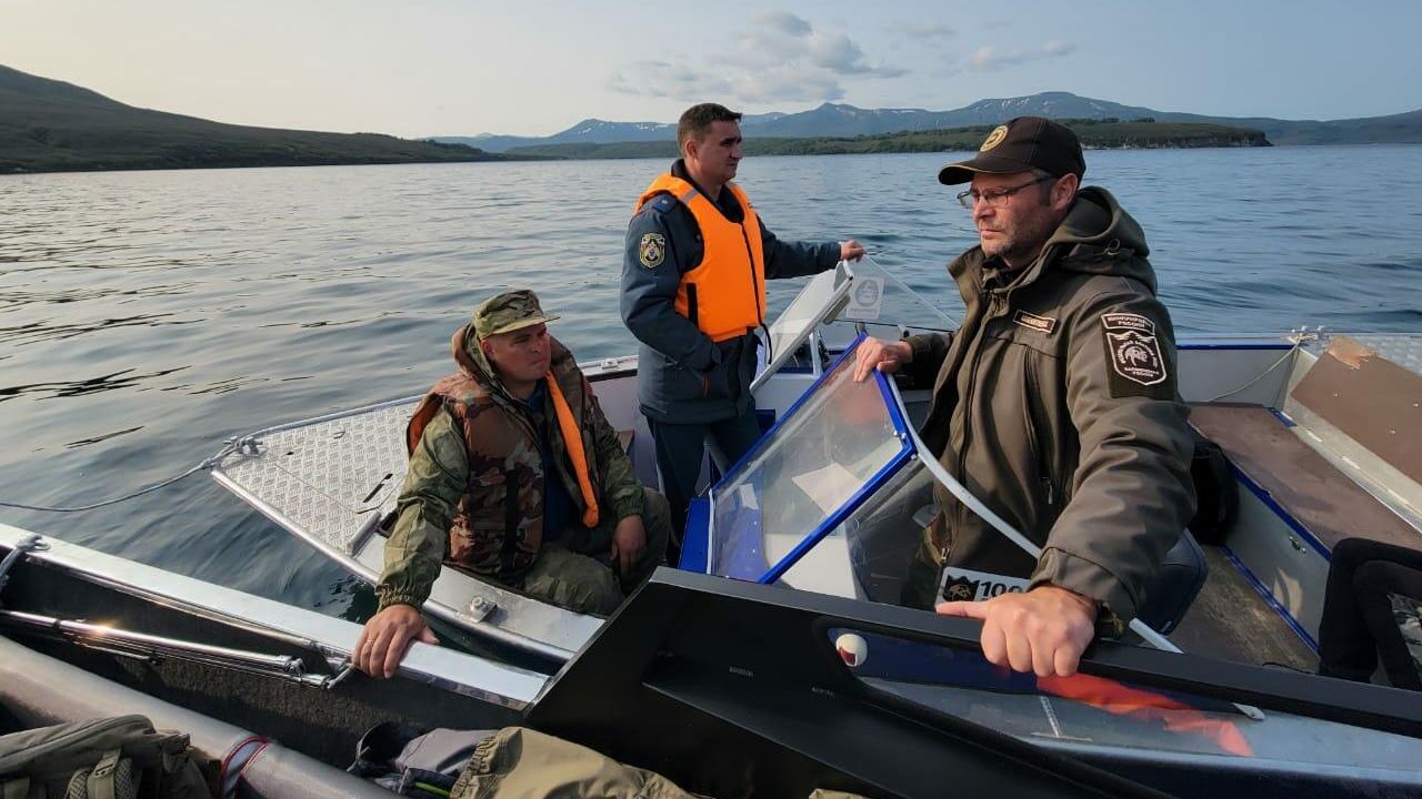 Поисково-спасательная операция на месте крушения вертолета Ми-8 на Камчатке Поисково-спасательная операция на месте крушения вертолета Ми-8 на Камчатке - РИА Новости, 1920, 17.08.2021