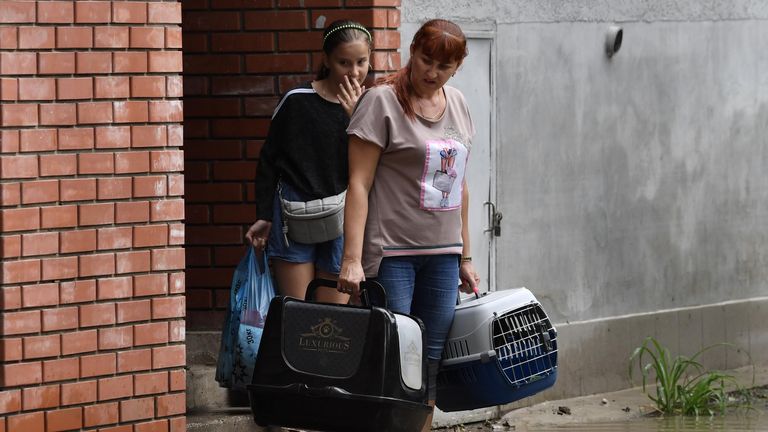 Женщина с сумками для переноски животных на подтопленной в результате ливневых дождей улице в Керчи Женщина с сумками для переноски животных на подтопленной в результате ливневых дождей улице в Керчи