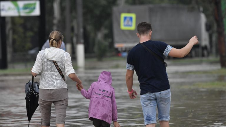 Прохожие на подтопленной в результате ливневых дождей улице в Керчи Прохожие на подтопленной в результате ливневых дождей улице в Керчи