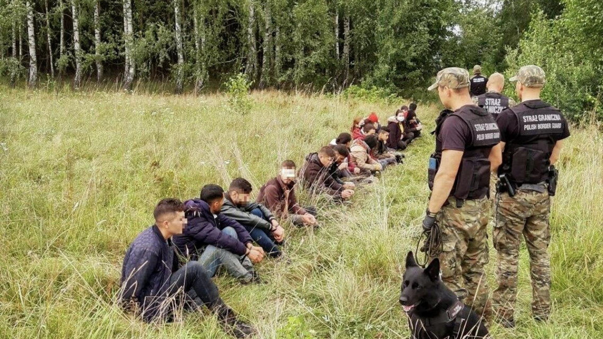 Польские пограничники задерживают людей, пытающихся пересечь границу между Белоруссией и Польшей Польские пограничники задерживают людей, пытающихся пересечь границу между Белоруссией и Польшей - РИА Новости, 1920, 20.08.2021
