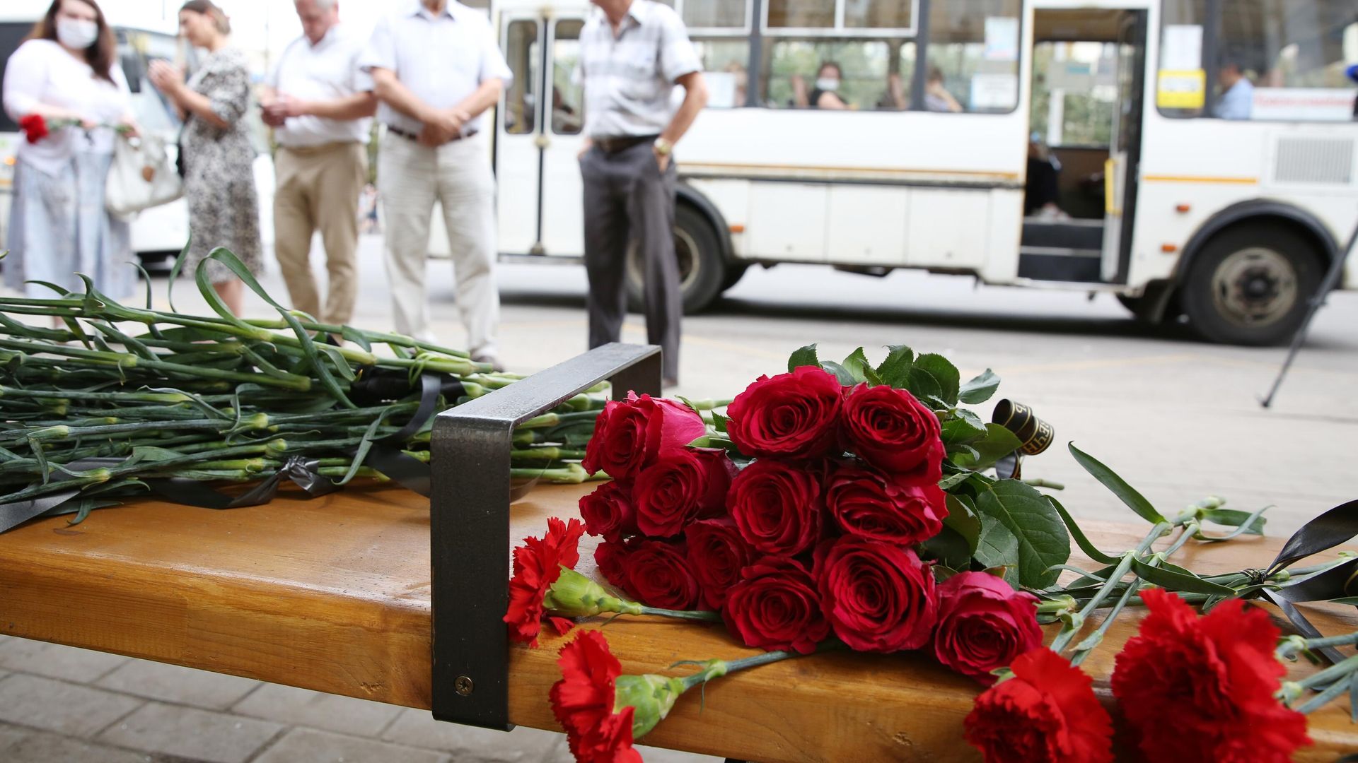 Цветы у места взрыва автобуса в Воронеже Цветы у места взрыва автобуса в Воронеже - РИА Новости, 1920, 19.08.2021