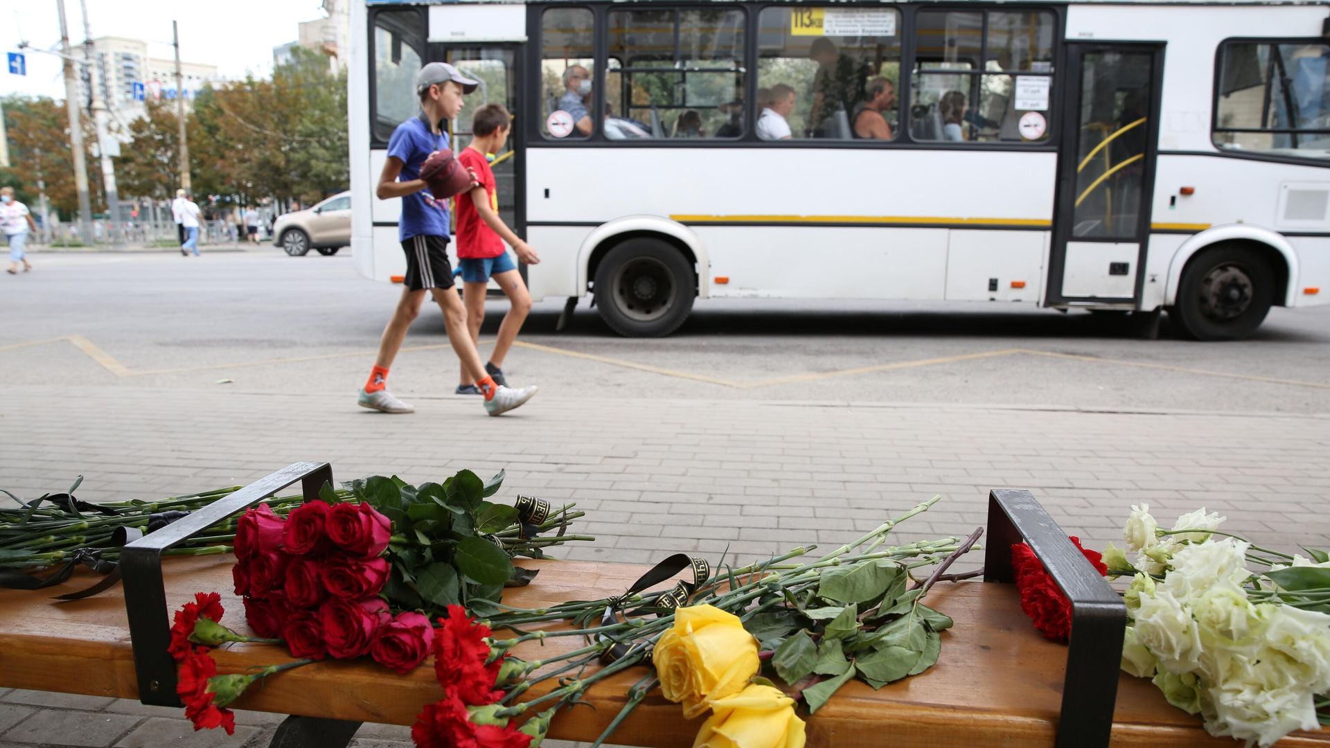 Цветы у места взрыва автобуса в Воронеже Цветы у места взрыва автобуса в Воронеже - РИА Новости, 1920, 14.08.2021