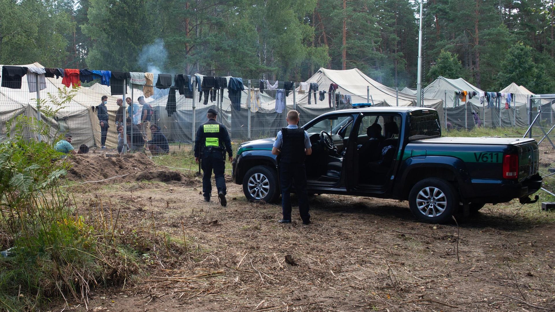 Полицейские возле лагеря мигрантов на литовско-белорусской границе Полицейские возле лагеря мигрантов на литовско-белорусской границе - РИА Новости, 1920, 17.09.2021