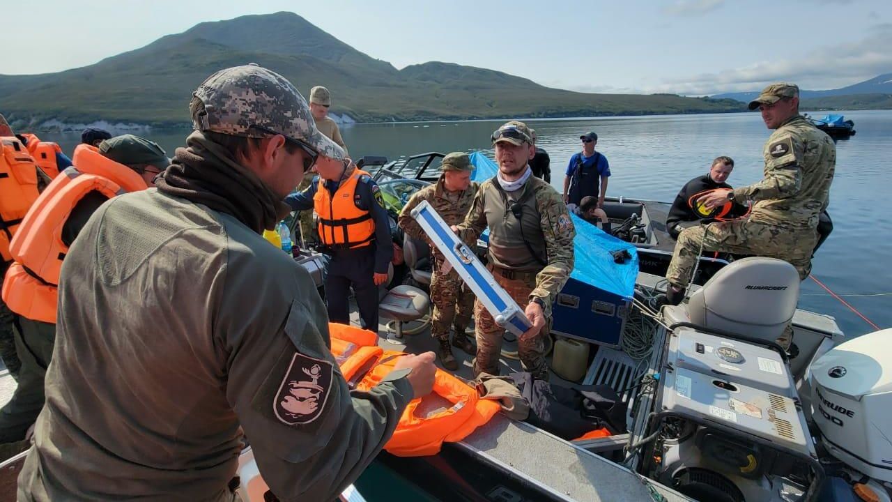 Поисково-спасательная операция на месте крушения вертолета Ми-8 на Камчатке - РИА Новости, 1920, 30.08.2021
