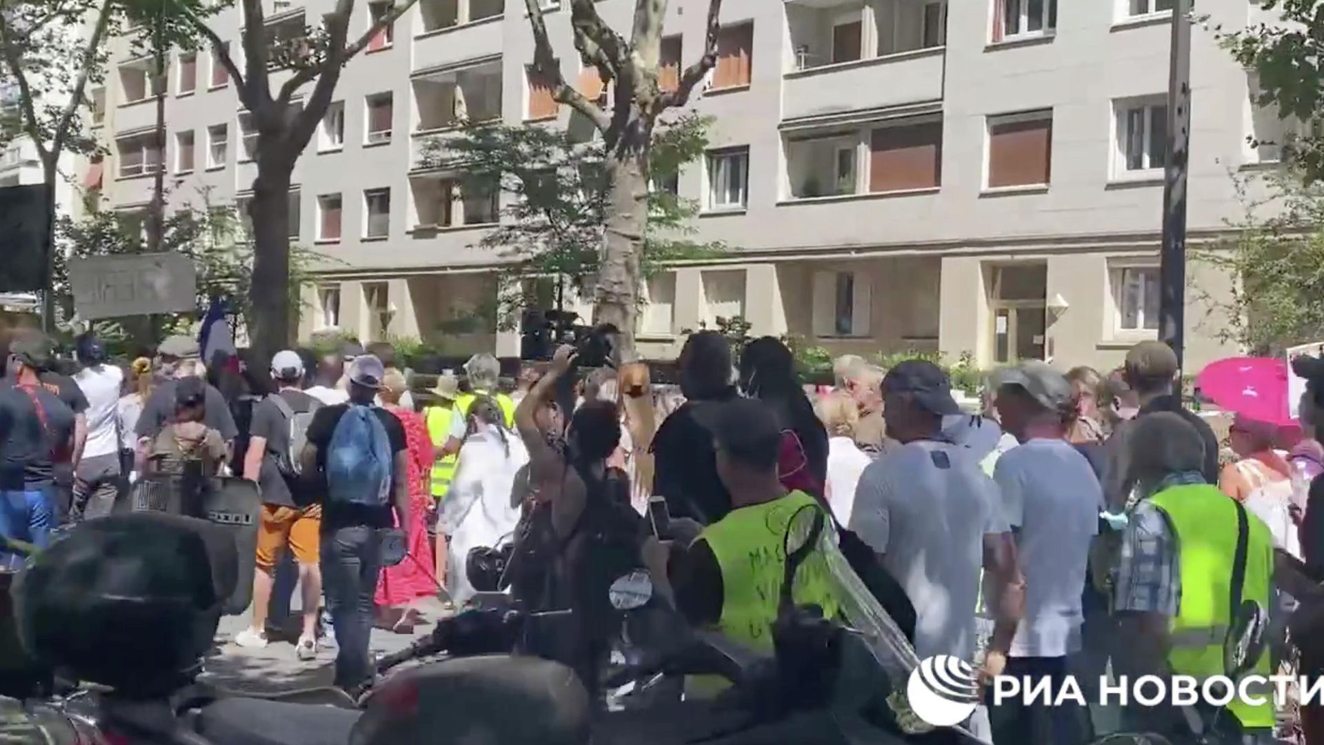 Акция протеста против санитарных пропусков проходит в Париже Акция протеста против санитарных пропусков проходит в Париже - РИА Новости, 1920, 18.09.2021