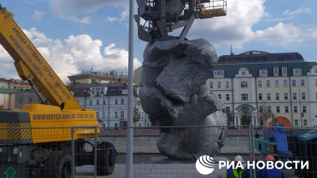 В центре Москвы устанавливают скульптуру в виде огромного кома глины В центре Москвы устанавливают скульптуру в виде огромного кома глины - РИА Новости, 1920, 14.08.2021