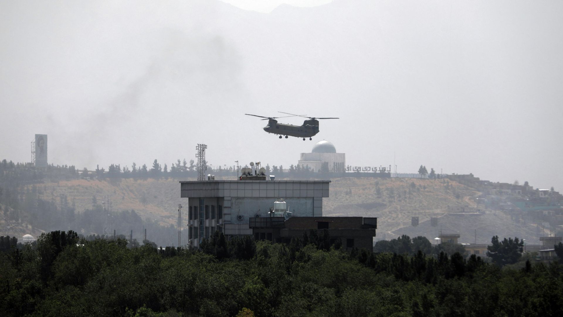 Вертолет США Chinook пролетает над посольством США в Кабуле Вертолет США Chinook пролетает над посольством США в Кабуле - РИА Новости, 1920, 15.08.2021