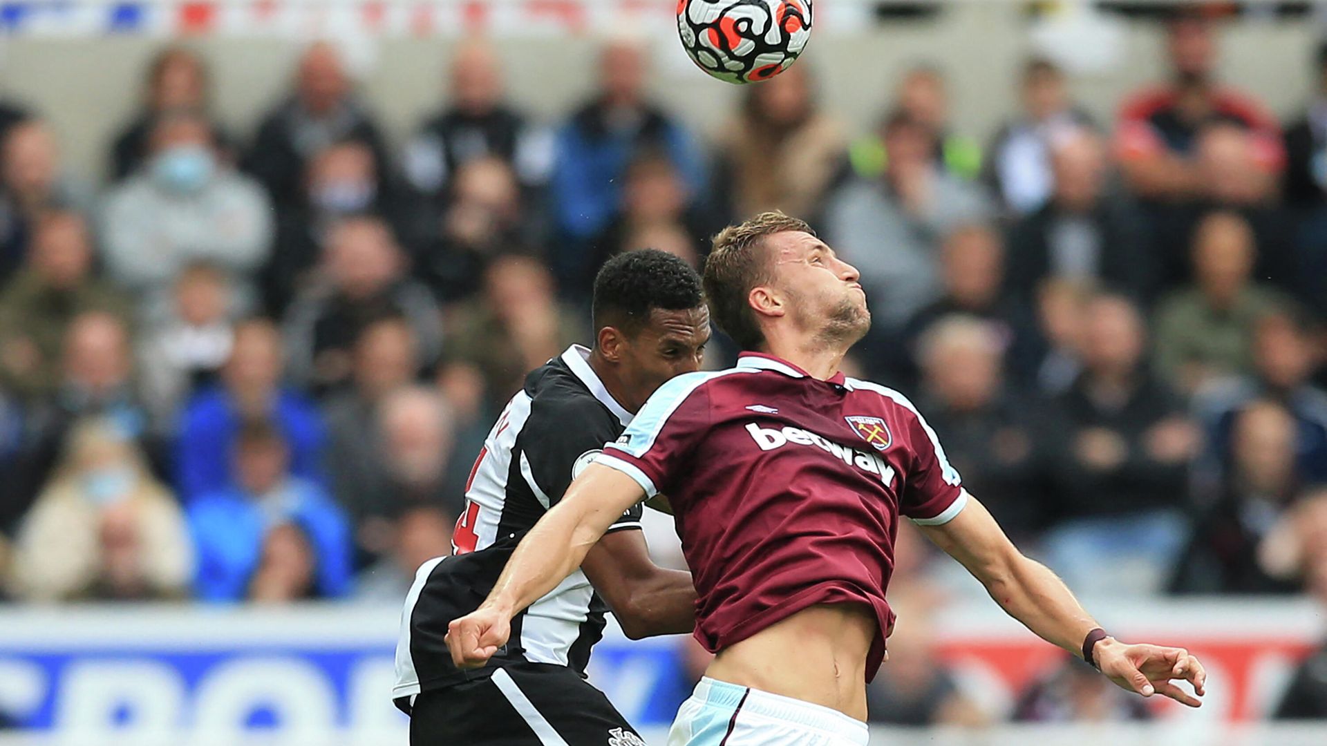 Newcastle United's English midfielder Isaac Hayden (L) vies with West Ham United's Czech midfielder Tomas Soucek (R) during the English Premier League football match between Newcastle United and West Ham United at St James' Park in Newcastle-upon-Tyne, north east England on August 15, 2021. (Photo by Lindsey Parnaby / AFP) / RESTRICTED TO EDITORIAL USE. No use with unauthorized audio, video, data, fixture lists, club/league logos or 'live' services. Online in-match use limited to 120 images. An additional 40 images may be used in extra time. No video emulation. Social media in-match use limited to 120 images. An additional 40 images may be used in extra time. No use in betting publications, games or single club/league/player publications. / Newcastle United's English midfielder Isaac Hayden (L) vies with West Ham United's Czech midfielder Tomas Soucek (R) during the English Premier League football match between Newcastle United and West Ham United at St James' Park in Newcastle-upon-Tyne, north east England on August 15, 2021. (Photo by Lindsey Parnaby / AFP) / RESTRICTED TO EDITORIAL USE. No use with unauthorized audio, video, data, fixture lists, club/league logos or 'live' services. Online in-match use limited to 120 images. An additional 40 images may be used in extra time. No video emulation. Social media in-match use limited to 120 images. An additional 40 images may be used in extra time. No use in betting publications, games or single club/league/player publications. / - РИА Новости, 1920, 15.08.2021