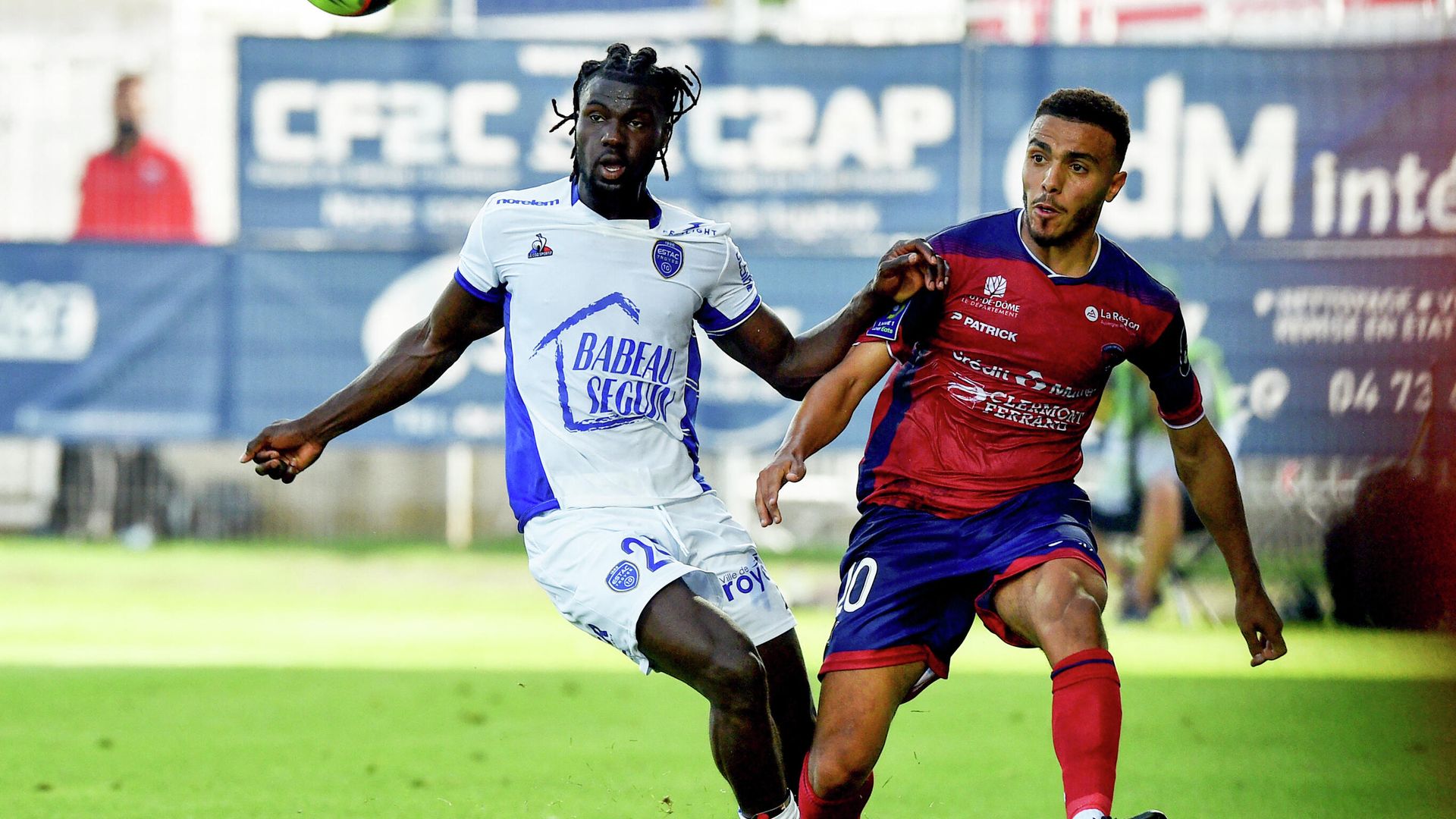 Troyes' Guinean forward Mama Balde (L) fights for the ball with Clermont's French defender Akim Zedadka (R) during the French L1 football match between Clermont (CF63) and Troyes (ESTAC) , at the Gabriel-Montpied stadium in Clermont-Ferrand on August 15, 2021. (Photo by JEAN-PHILIPPE KSIAZEK / AFP) Troyes' Guinean forward Mama Balde (L) fights for the ball with Clermont's French defender Akim Zedadka (R) during the French L1 football match between Clermont (CF63) and Troyes (ESTAC) , at the Gabriel-Montpied stadium in Clermont-Ferrand on August 15, 2021. (Photo by JEAN-PHILIPPE KSIAZEK / AFP) - РИА Новости, 1920, 15.08.2021