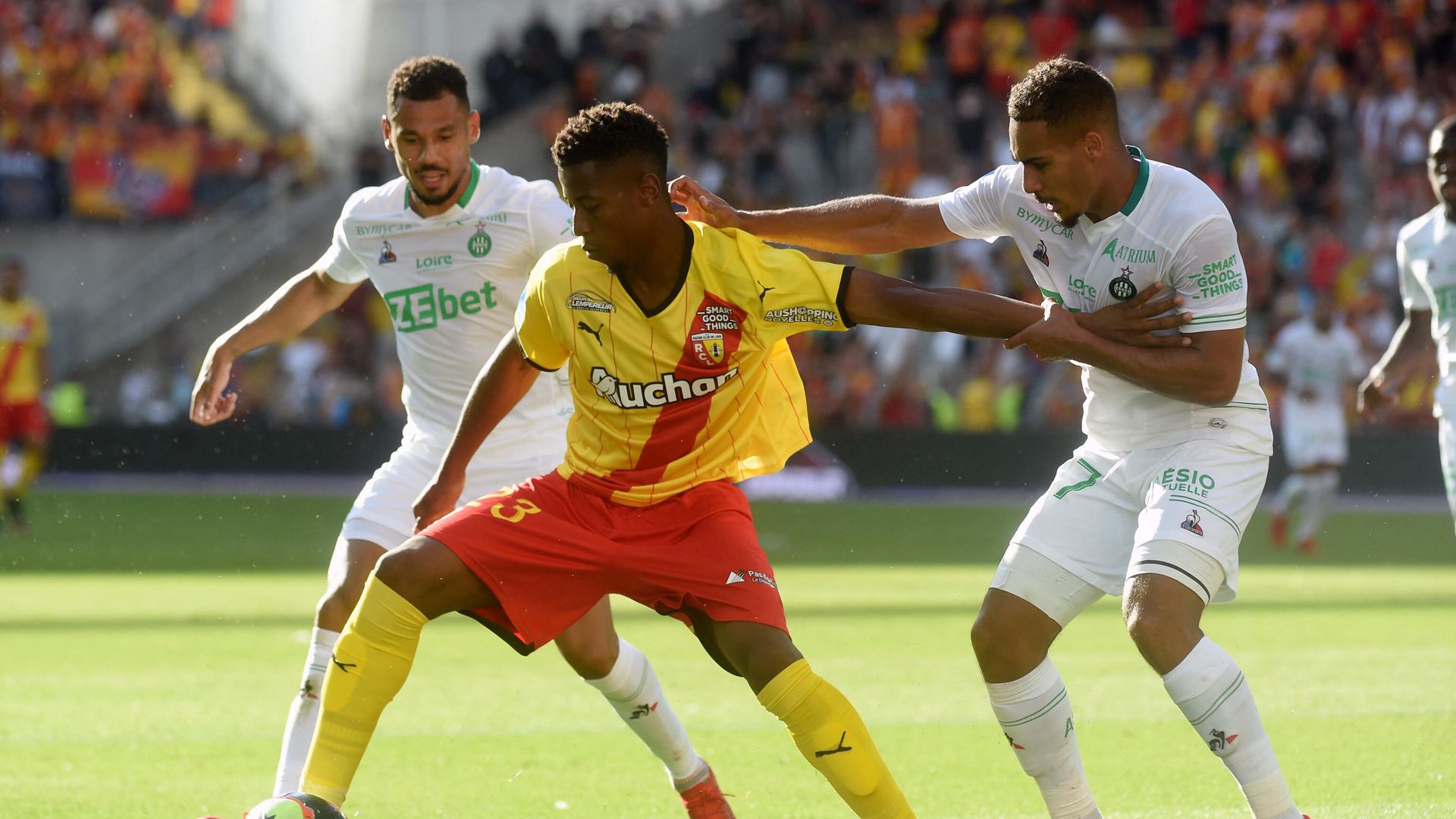 Lens's Bokote Banza and Saint Etienne's Yvann Macon fight for the ball during the French L1 football match between Lens and Saint-Etienne at the Bollaert Stadium in Lens, on August 15, 2021. (Photo by FRANCOIS LO PRESTI / AFP) Lens's Bokote Banza and Saint Etienne's Yvann Macon fight for the ball during the French L1 football match between Lens and Saint-Etienne at the Bollaert Stadium in Lens, on August 15, 2021. (Photo by FRANCOIS LO PRESTI / AFP) - РИА Новости, 1920, 15.08.2021