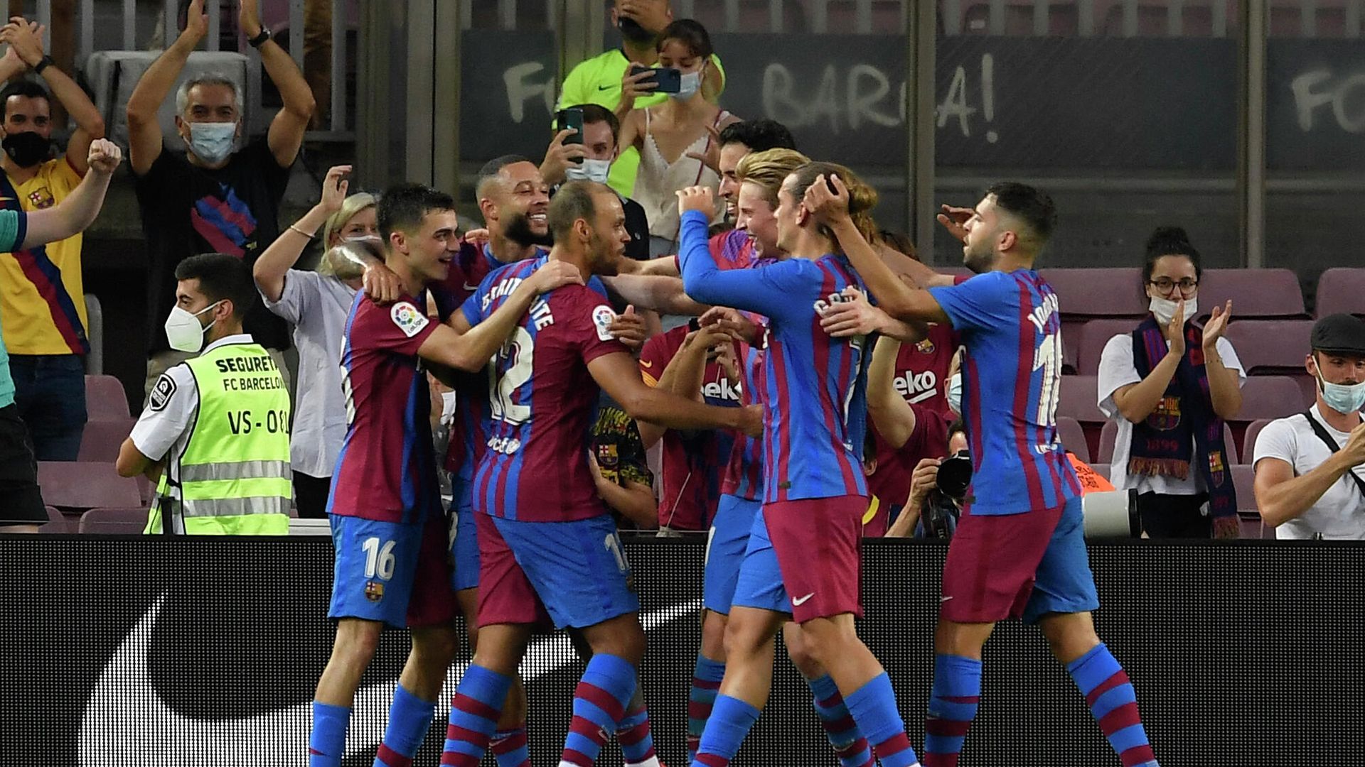 Barcelona's Danish forward Martin Braithwaite (3L) celebrates with teammates after scoring during the Spanish League football match between Barcelona and Real Sociedad at the Camp Nou stadium in Barcelona on August 15, 2021. (Photo by Josep LAGO / AFP) Barcelona's Danish forward Martin Braithwaite (3L) celebrates with teammates after scoring during the Spanish League football match between Barcelona and Real Sociedad at the Camp Nou stadium in Barcelona on August 15, 2021. (Photo by Josep LAGO / AFP) - РИА Новости, 1920, 15.08.2021