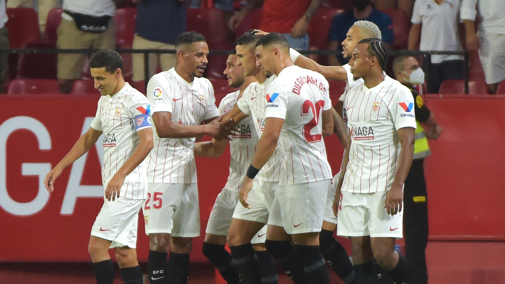 Sevilla's Argentinian forward Erik Lamela (C) celebrates with teammates after scoring during the Spanish League football match between Sevilla and Rayo Vallecano at the Ramon Sanchez Pizjuan stadium in Sevilla on August 15, 2021. (Photo by CRISTINA QUICLER / AFP) Sevilla's Argentinian forward Erik Lamela (C) celebrates with teammates after scoring during the Spanish League football match between Sevilla and Rayo Vallecano at the Ramon Sanchez Pizjuan stadium in Sevilla on August 15, 2021. (Photo by CRISTINA QUICLER / AFP) - РИА Новости, 1920, 16.08.2021