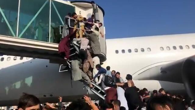 Аэропорт Кабула: толпы людей и военные США на огневой позиции Аэропорт Кабула: толпы людей и военные США на огневой позиции - РИА Новости, 1920, 22.08.2021