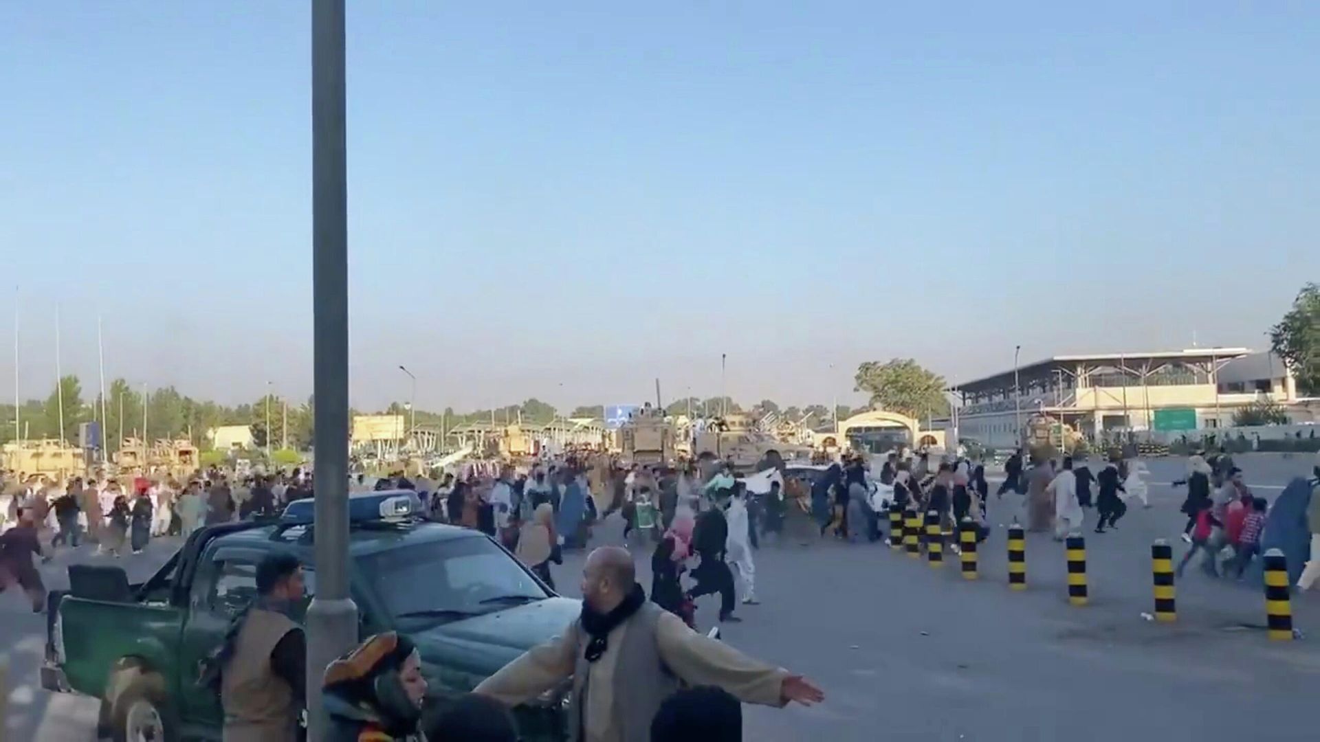 Толпа людей бежит к терминалу аэропорта Кабула после того, как боевики Талибана* взяли под контроль президентский дворец Толпа людей бежит к терминалу аэропорта Кабула после того, как боевики Талибана* взяли под контроль президентский дворец - РИА Новости, 1920, 16.08.2021
