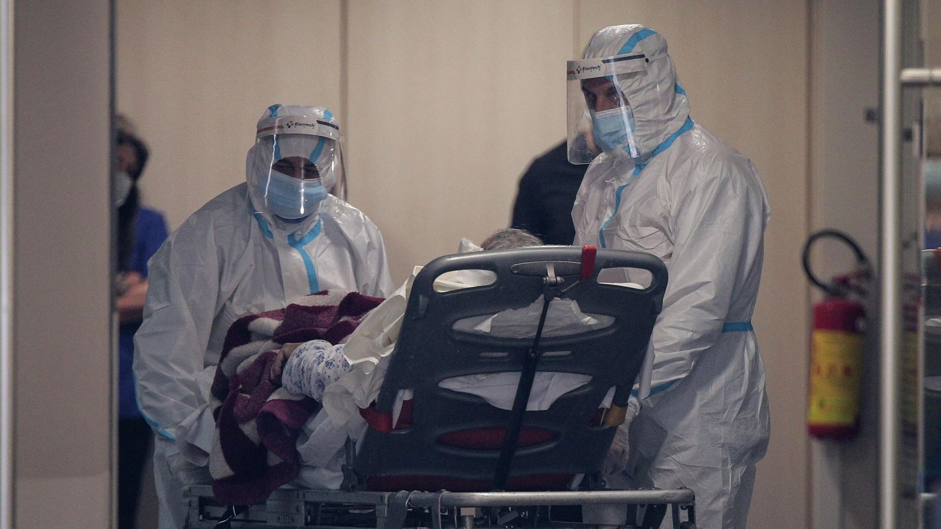 Медицинские работники во время транспортировки пациента с COVID-19 в одной из клиник Греции Медицинские работники во время транспортировки пациента с COVID-19 в одной из клиник Греции - РИА Новости, 1920, 01.01.2022