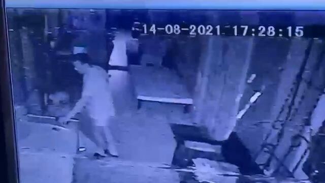 Последние кадры с мэром Кривого Рога и момент выстрела. Видео с камеры слежения Последние кадры с мэром Кривого Рога и момент выстрела. Видео с камеры слежения - РИА Новости, 1920, 16.08.2021