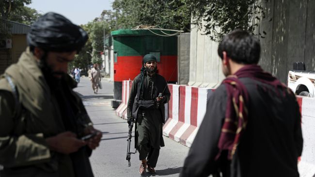 Боевик Талибана* на дороге к Министерству иностранных дел Афганистана в Кабуле