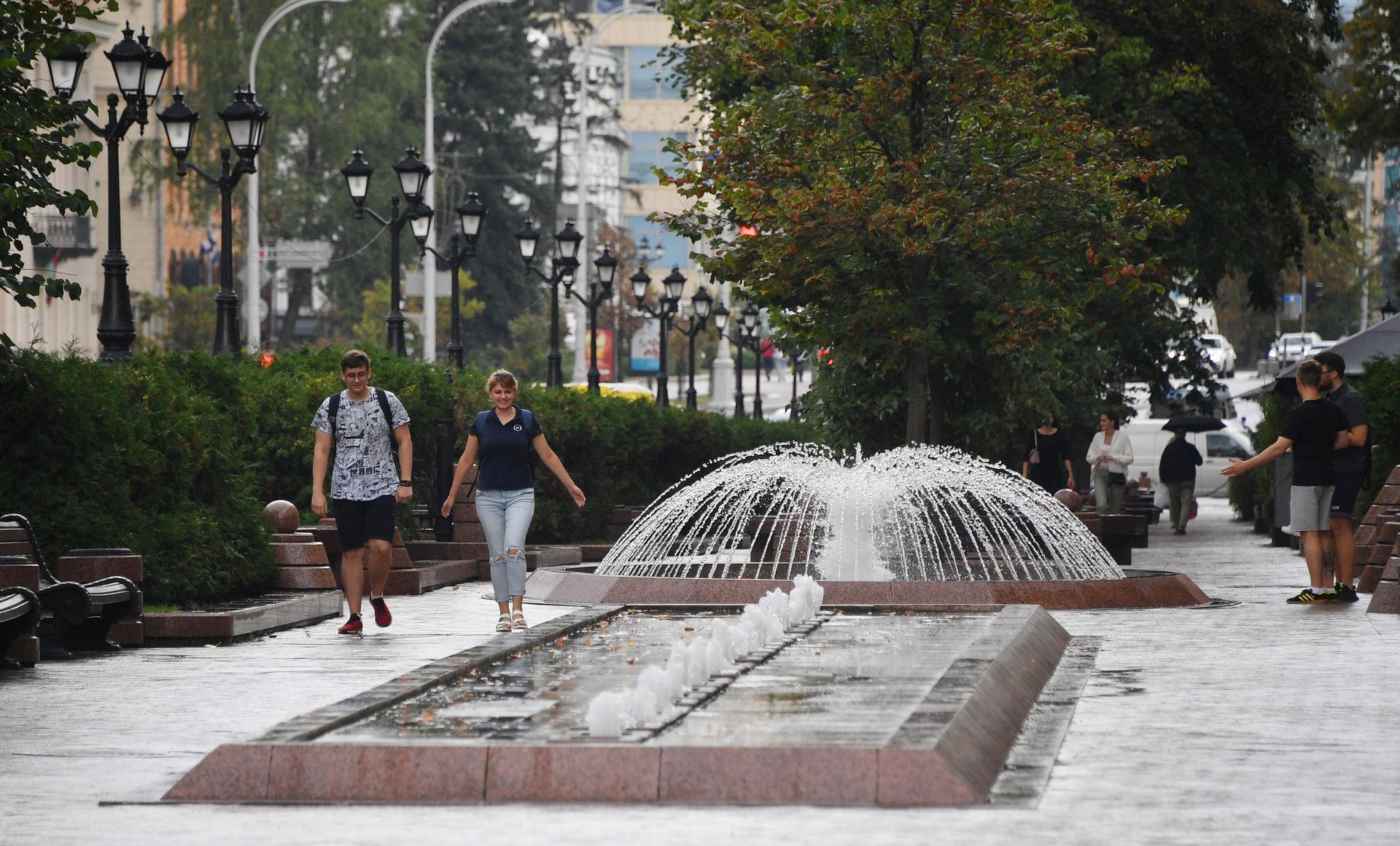 Прохожие в сквере на улице Ленина в Минске Прохожие в сквере на улице Ленина в Минске - РИА Новости, 1920, 10.06.2022