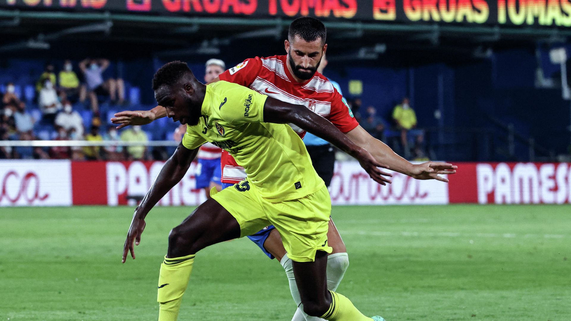 Villarreal's French forward Boulaye Dia (L) challenges Granada's French midfielder Maxime Gonalons during the Spanish league football match between Villarreal and Granada at the Estadio de la Ceramica (El Madrigal) Stadium in Villarreal on August 16, 2021. (Photo by JOSE JORDAN / STR / AFP) Villarreal's French forward Boulaye Dia (L) challenges Granada's French midfielder Maxime Gonalons during the Spanish league football match between Villarreal and Granada at the Estadio de la Ceramica (El Madrigal) Stadium in Villarreal on August 16, 2021. (Photo by JOSE JORDAN / STR / AFP) - РИА Новости, 1920, 16.08.2021