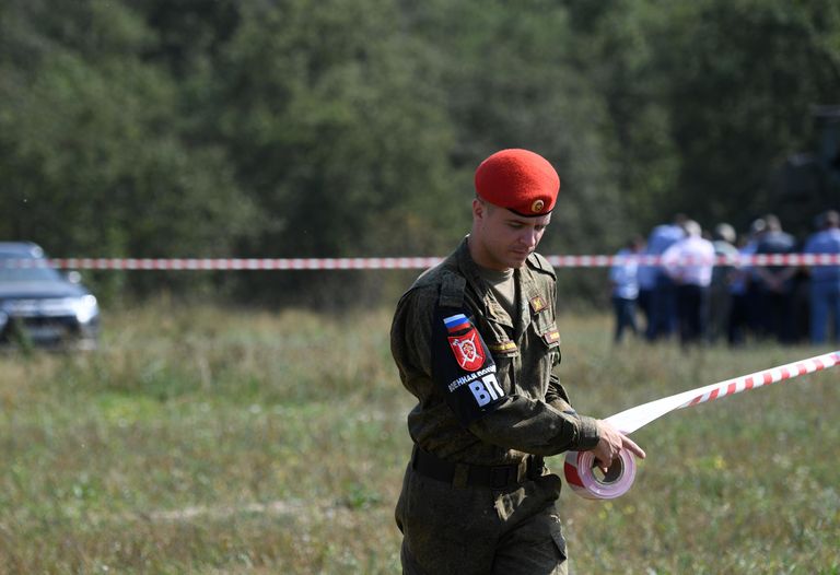 Сотрудник военной полиции в районе места крушения самолета Ил-112В в Подмосковье Сотрудник военной полиции в районе места крушения самолета Ил-112В в Подмосковье