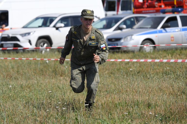 Военнослужащий в районе места крушения самолета Ил-112В в Подмосковье Военнослужащий в районе места крушения самолета Ил-112В в Подмосковье