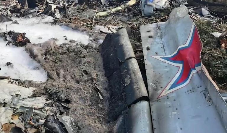 Обломки на месте крушения опытного образца военно-транспортного самолета Ил-112В в Подмосковье Обломки на месте крушения опытного образца военно-транспортного самолета Ил-112В в Подмосковье