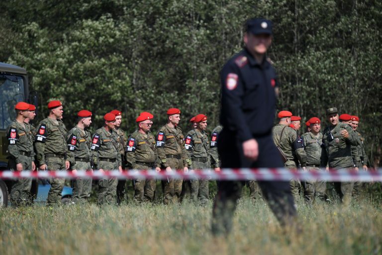 Сотрудники военной полиции рядом с местом крушения опытного образца военно-транспортного самолета Ил-112В в Подмосковье Сотрудники военной полиции рядом с местом крушения опытного образца военно-транспортного самолета Ил-112В в Подмосковье