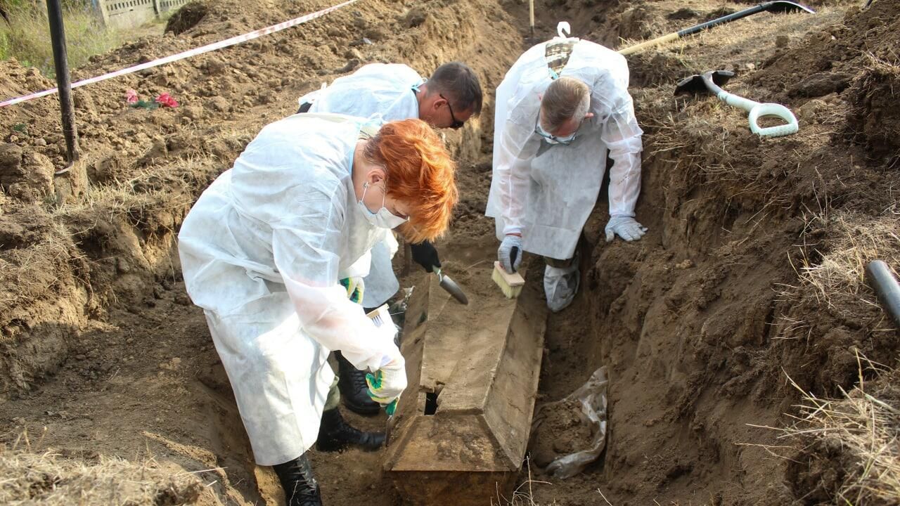 Извлечение останков девяти жертв конфликта в Донбассе из массового стихийного захоронения в Славяносербском районе ЛНР Извлечение останков девяти жертв конфликта в Донбассе из массового стихийного захоронения в Славяносербском районе ЛНР - РИА Новости, 1920, 02.03.2022
