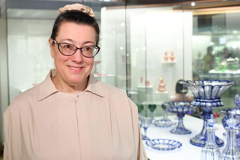 Елена Смирнова, заведующая отдела керамики и стекла ГИМа, куратор выставки Произведения Императорского стеклянного завода XIX - начала XX века в Государственном историческом музее в Москве Елена Смирнова, заведующая отдела керамики и стекла ГИМа, куратор выставки Произведения Императорского стеклянного завода XIX - начала XX века в Государственном историческом музее в Москве
