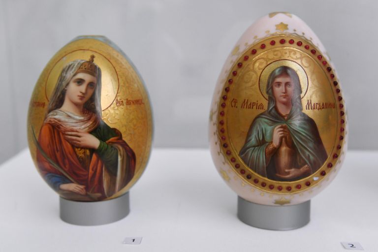 Яйцо пасхальное с образом святой Екатерины и яйцо пасхальное с образом святой равноапостольной Марии Магдалины на выставке Произведения Императорского стеклянного завода XIX - начала XX века в Государственном историческом музее в Москве Яйцо пасхальное с образом святой Екатерины и яйцо пасхальное с образом святой равноапостольной Марии Магдалины на выставке Произведения Императорского стеклянного завода XIX - начала XX века в Государственном историческом музее в Москве