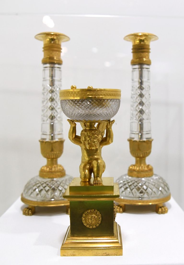 Набор подсвечников и чернильный прибор с фигуркой Амура на выставке Произведения Императорского стеклянного завода XIX - начала XX века в Государственном историческом музее в Москве Набор подсвечников и чернильный прибор с фигуркой Амура на выставке Произведения Императорского стеклянного завода XIX - начала XX века в Государственном историческом музее в Москве