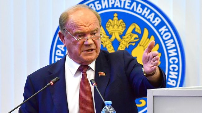 Глава фракции политической партии Коммунистическая партия РФ в Государственной Думе РФ Геннадий Зюганов на заседании Центральной избирательной комиссии РФ