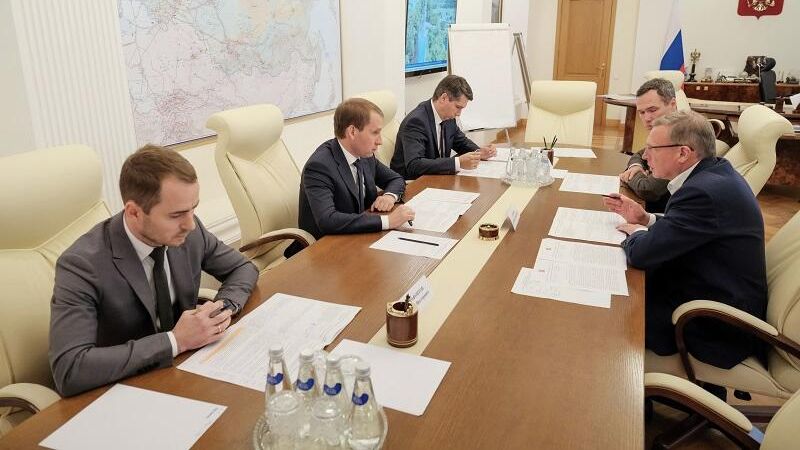 Губернатор Омской области Александр Бурков и глава Минприроды РФ Александр Козлов Губернатор Омской области Александр Бурков и глава Минприроды РФ Александр Козлов - РИА Новости, 1920, 18.08.2021