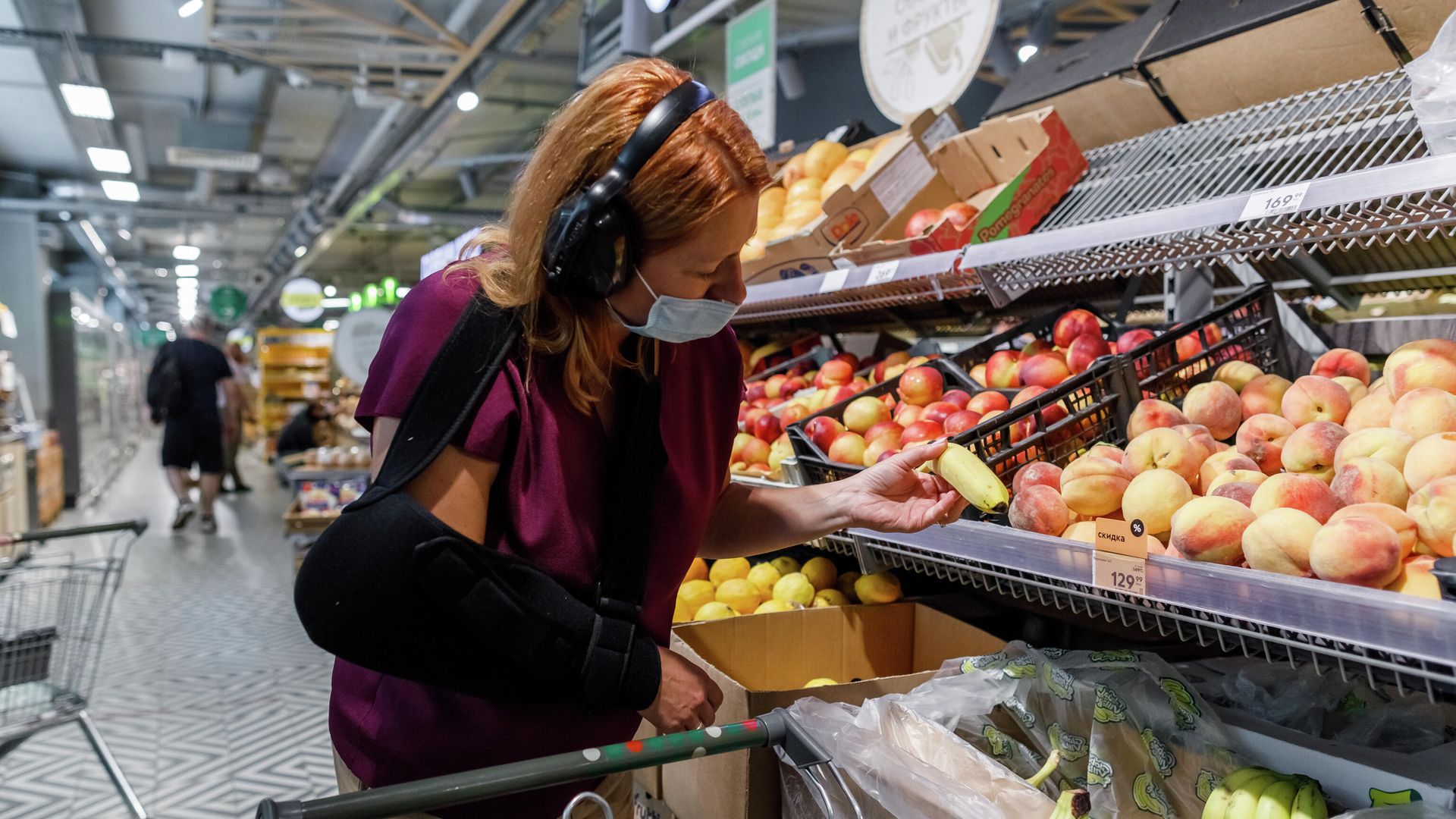 Девушка покупает продукты в костюме эмпатии GERT в торговой сети Пятёрочка Девушка покупает продукты в костюме эмпатии GERT в торговой сети Пятёрочка - РИА Новости, 1920, 06.09.2021
