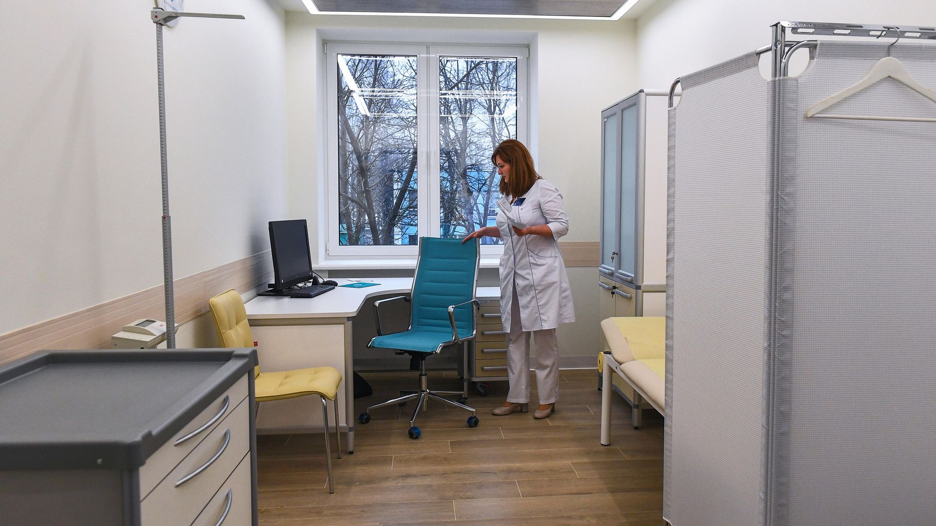 Медицинский работник в кабинете в поликлинике Медицинский работник в кабинете в поликлинике - РИА Новости, 1920, 12.02.2026