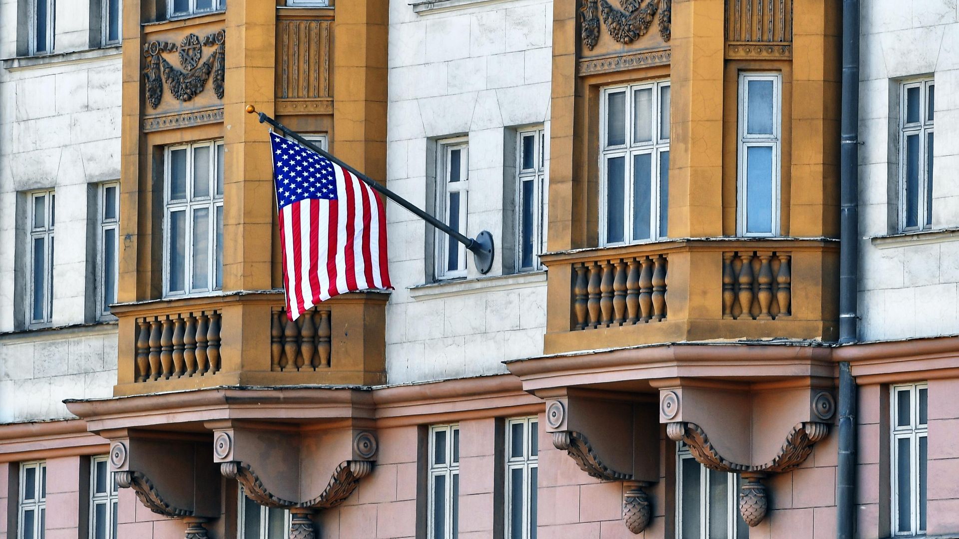 Государственный флаг США у американского посольства в Москве - РИА Новости, 1920, 24.10.2021