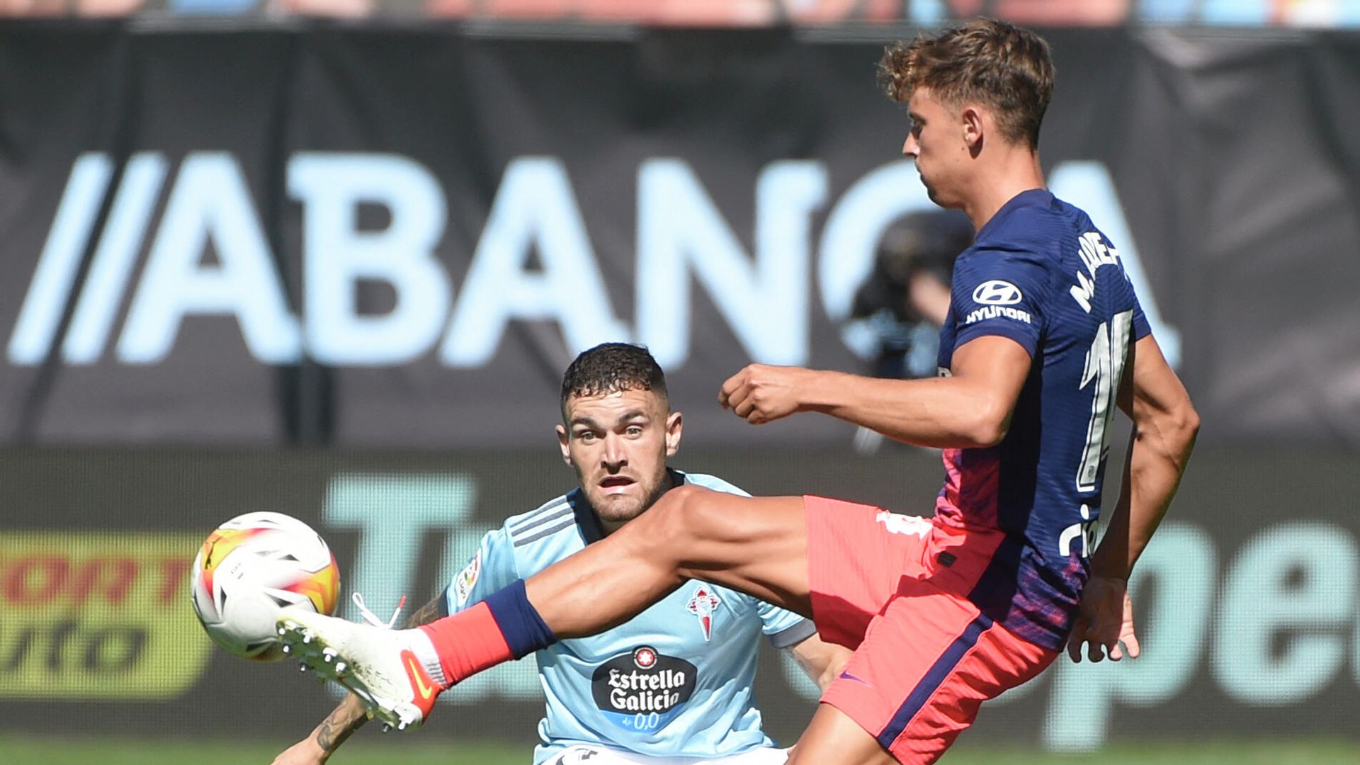 Atletico Madrid's Spanish midfielder Marcos Llorente (R) controls the ball next to Celta Vigo's Spanish midfielder Javi Galan during the Spanish League football match between Celta Vigo and Atletico Madrid at the Balaidos stadium in Vigo on August 15, 2021. (Photo by MIGUEL RIOPA / AFP) Atletico Madrid's Spanish midfielder Marcos Llorente (R) controls the ball next to Celta Vigo's Spanish midfielder Javi Galan during the Spanish League football match between Celta Vigo and Atletico Madrid at the Balaidos stadium in Vigo on August 15, 2021. (Photo by MIGUEL RIOPA / AFP) - РИА Новости, 1920, 18.08.2021
