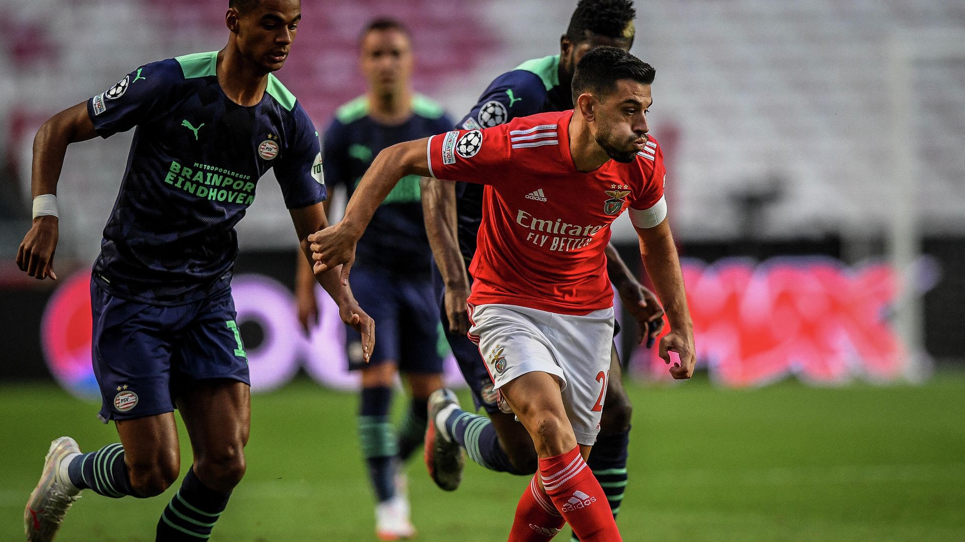 Benfica's Portuguese midfielder Pizzi Fernandes (R) kicks the ball next to PSV Eidhoven's Dutch forward Cody Gakpo during the UEFA Champions League play-off first leg football match between Benfica and PSV Eindhoven at the Luz stadium in Lisbon on August 18, 2021. (Photo by PATRICIA DE MELO MOREIRA / AFP) Benfica's Portuguese midfielder Pizzi Fernandes (R) kicks the ball next to PSV Eidhoven's Dutch forward Cody Gakpo during the UEFA Champions League play-off first leg football match between Benfica and PSV Eindhoven at the Luz stadium in Lisbon on August 18, 2021. (Photo by PATRICIA DE MELO MOREIRA / AFP) - РИА Новости, 1920, 19.08.2021