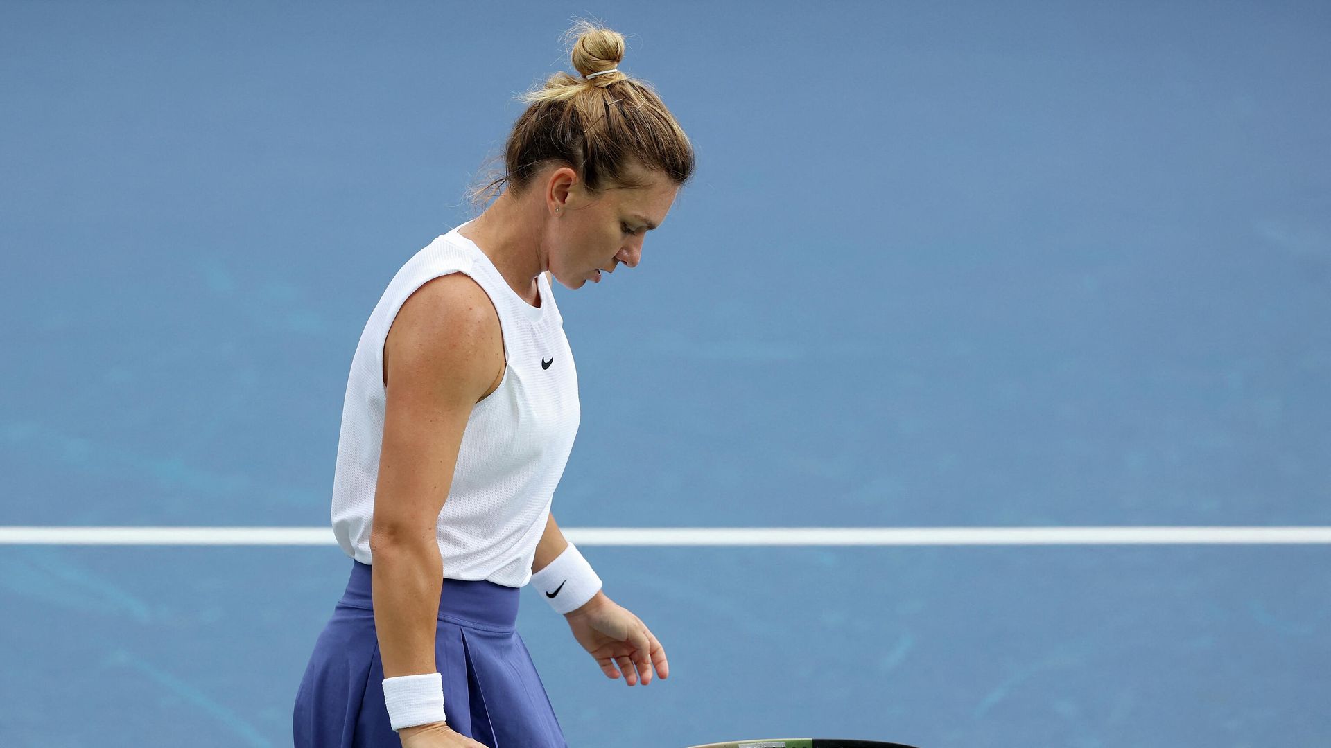 MASON, OHIO - AUGUST 17: Simona Halep of Romania dribbles the ball during her match against Magda Linette of Poland during Western & Southern Open - Day 3 at Lindner Family Tennis Center on August 17, 2021 in Mason, Ohio. Dylan Buell/Getty Images/AFP (Photo by Dylan Buell / GETTY IMAGES NORTH AMERICA / Getty Images via AFP) MASON, OHIO - AUGUST 17: Simona Halep of Romania dribbles the ball during her match against Magda Linette of Poland during Western & Southern Open - Day 3 at Lindner Family Tennis Center on August 17, 2021 in Mason, Ohio. Dylan Buell/Getty Images/AFP (Photo by Dylan Buell / GETTY IMAGES NORTH AMERICA / Getty Images via AFP) - РИА Новости, 1920, 19.08.2021
